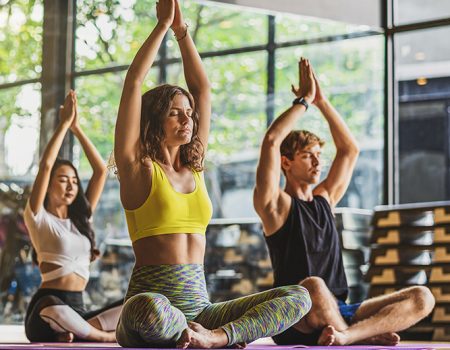 Grupo de personas practicando yoga